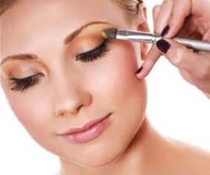 How to apply Eyeshadow