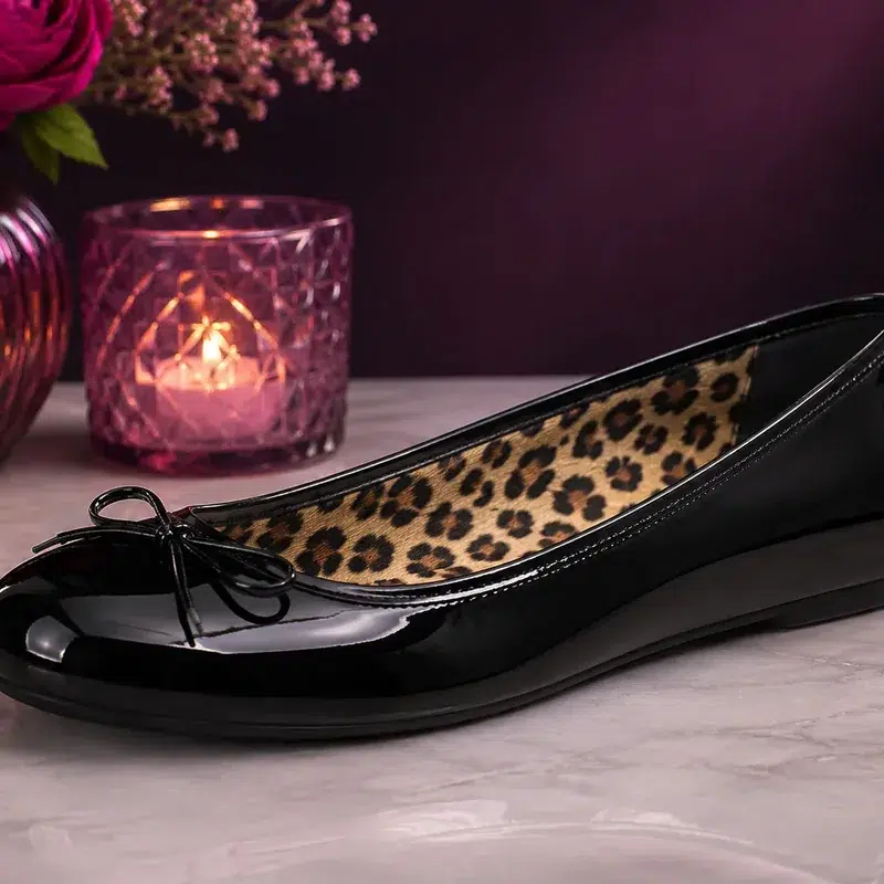 Black feminine flat shoe from the Translife ladies' footwear collection